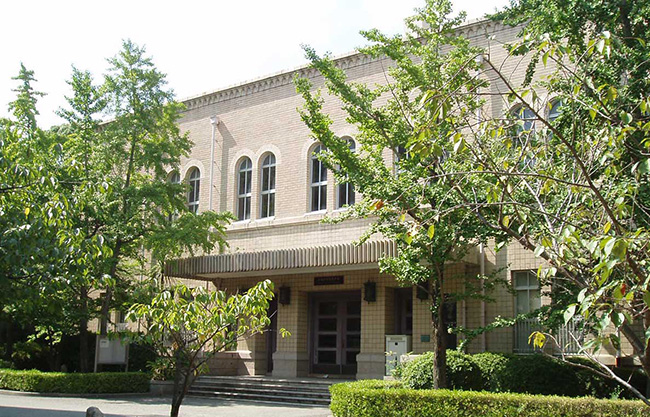 Kobe-Univ-Rokkodai-Library.jpg