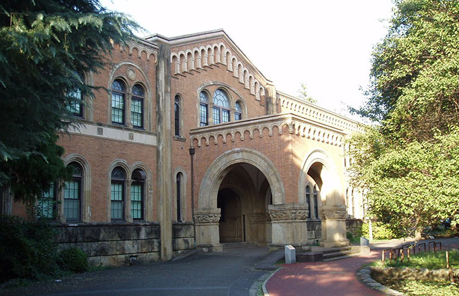 Hitotsubashi-Univ-Higashi-Honkan.jpg