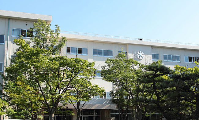 1200px-Niigata_Minami_High_School.jpg