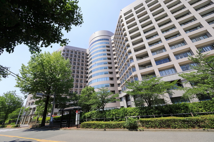 View_of_Nagoya_University_Hospital_(2),_Tsuruma_Showa_Ward_Nagoya_2021.jpg