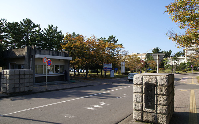 1200px-Niigata-u_main_gate.jpg